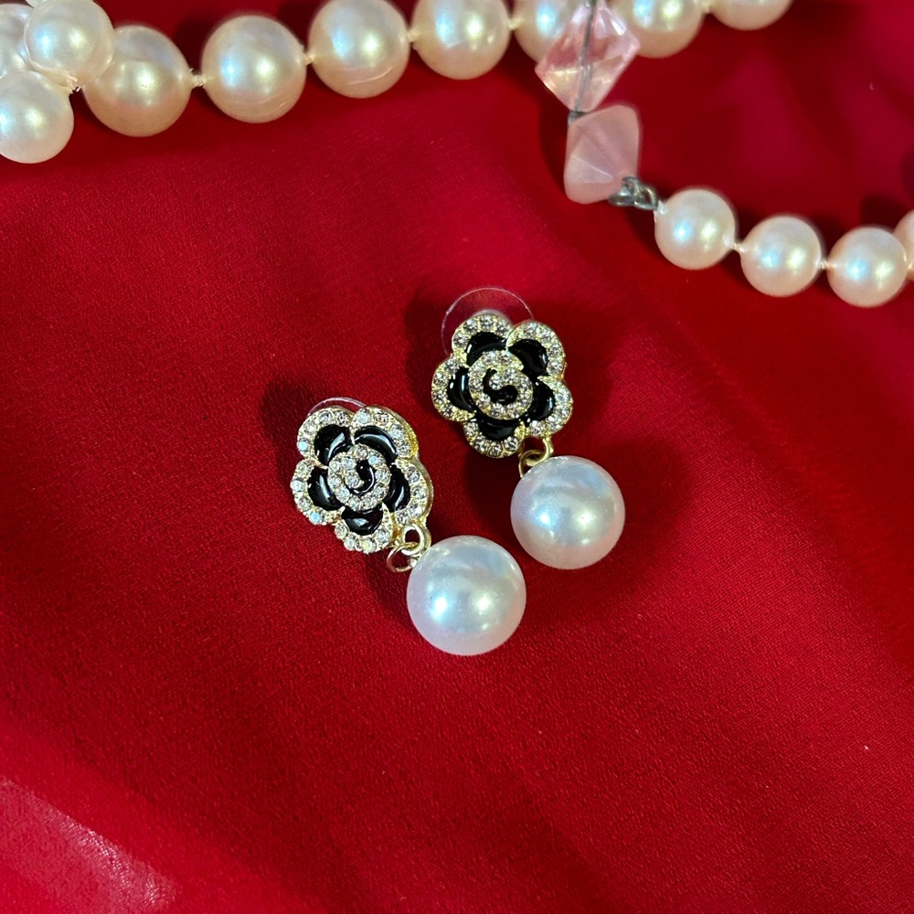 Designer-inspired elegant Black and White Pearl Earrings
